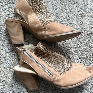 Elegant Tan Heeled Boots with Woven Detail